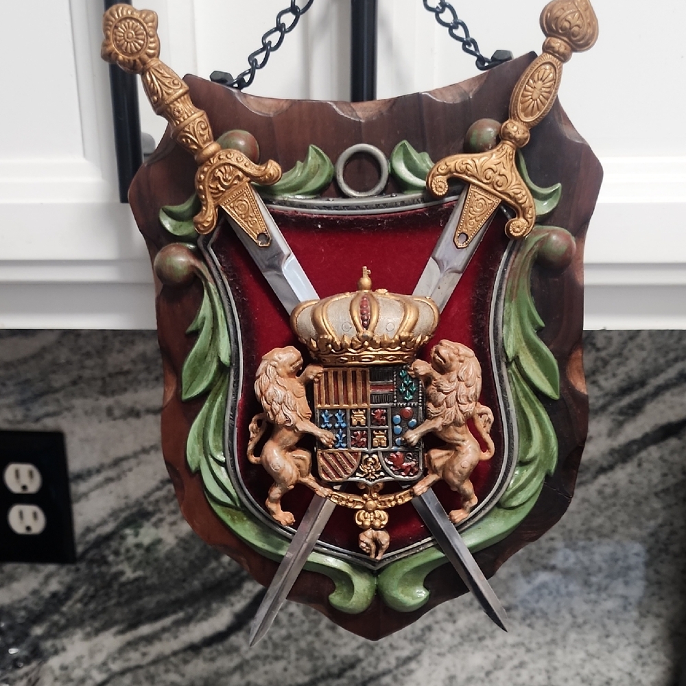 Ornate Red and Green Heraldic Wall Shield Plaque 10x8 Inches.